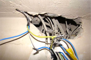 Опасности поврежденной электропроводки в старых зданиях