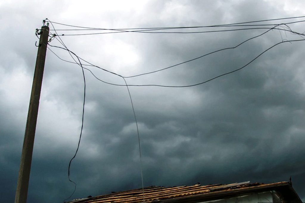 Что делать при обрыве электропроводки на улице