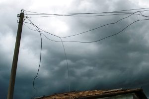 Что делать при обрыве электропроводки на улице